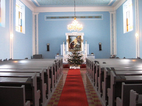 Interiér evanjelického kostola v Ostojićeve na Vianoce
