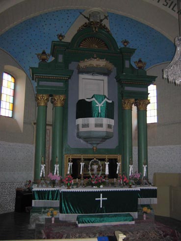 Oltár v evanjelickom kostole v Bajši