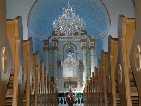 Oltár v evanjelickom kostole