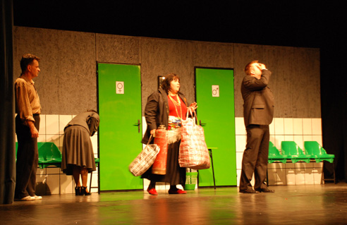 Záber z predstavenia Chodíte sem často? v réžii Ľuboslava Majeru, 2010