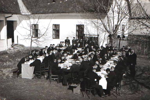 Účtovnícky kurz na nádvorí Kyseľovej školy v roku 1941