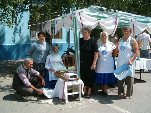 Členky Spolku petrovských žien Na jarmoku 2009