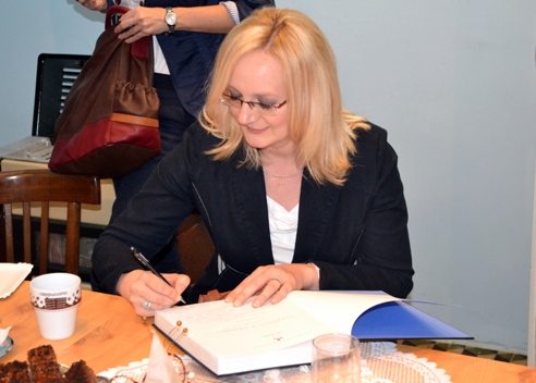 Riaditeľka ÚKVS Milinka Sklabinská podpísala knihu hosťom